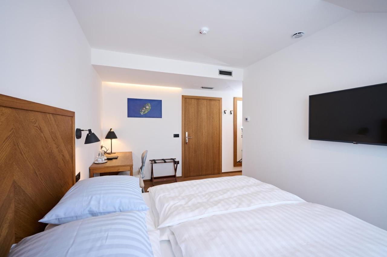 Hisa Ancka, Sencur - 3 Min To The Airport Hotel Екстериор снимка